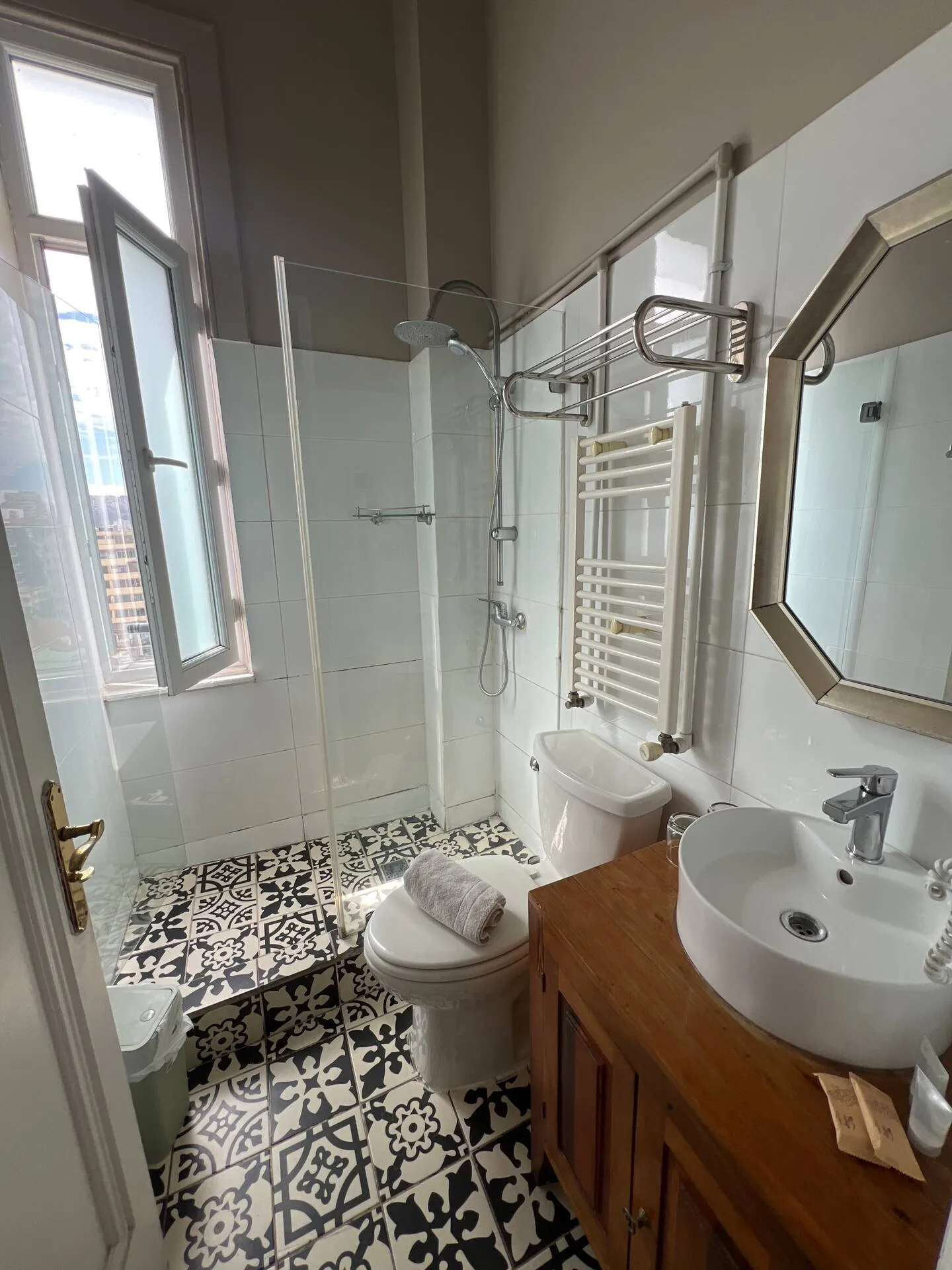 Baño con cerámica en blanco y negro