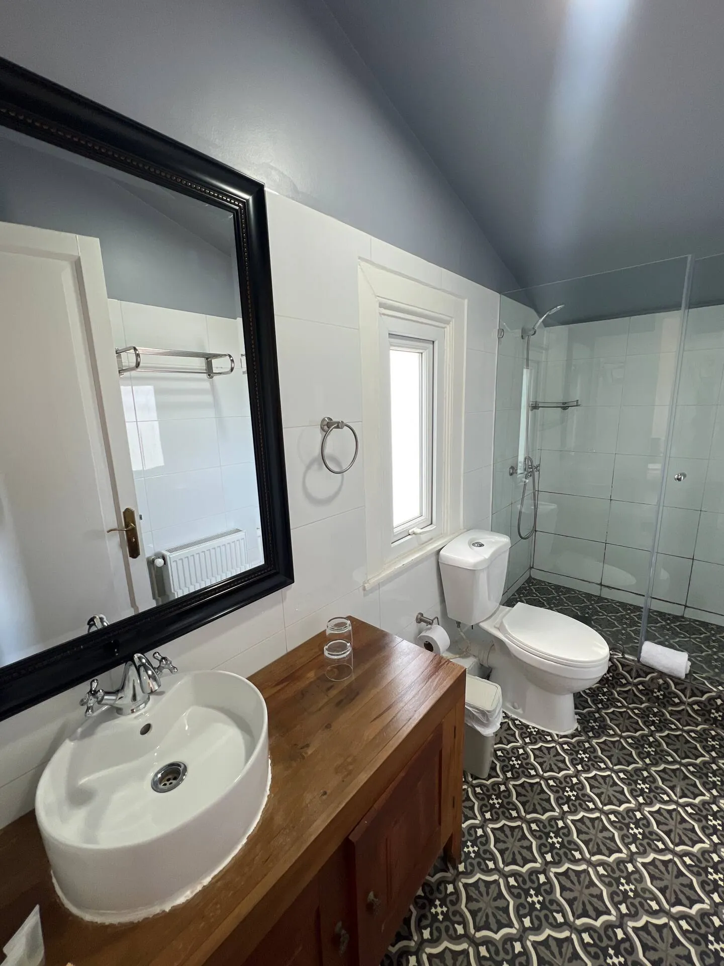 Baño con ducha y cerámica en gris
