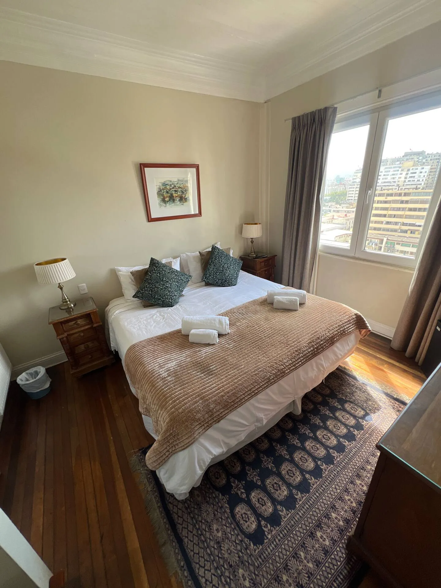 Habitación matrimonial con vista a la ciudad