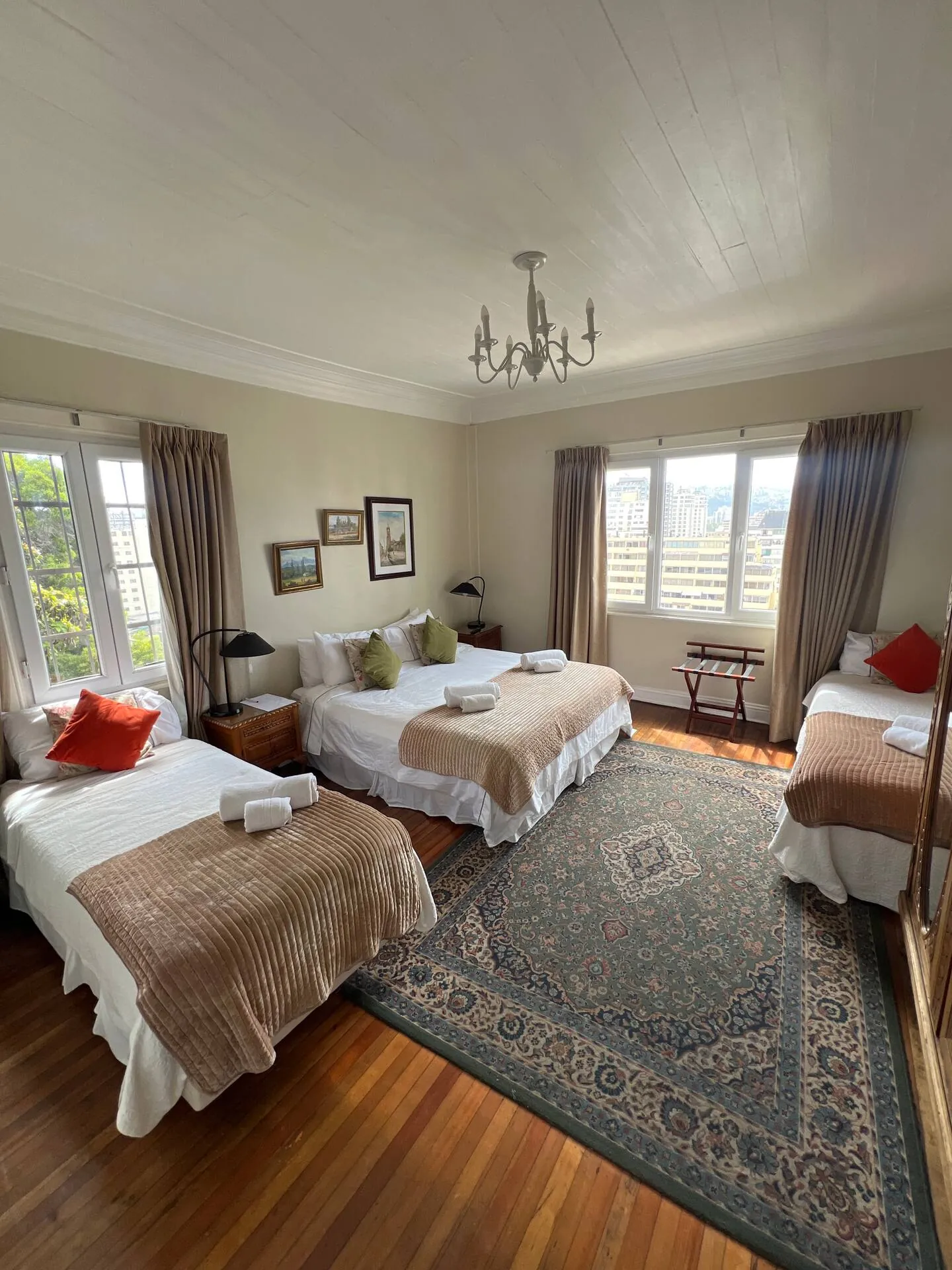 Habitación Doble Deluxe con tres camas y vista a la ciudad