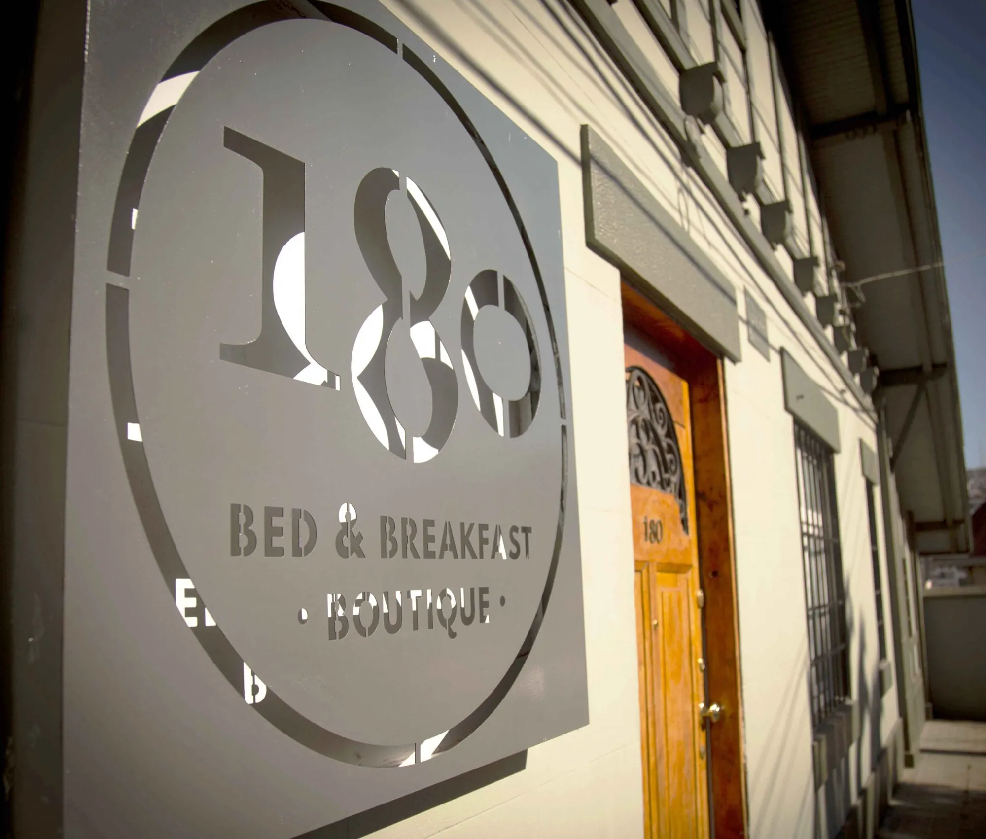 Letrero y puerta de entrada de 180 Hotel Boutique