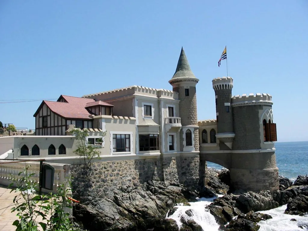 Castillo Wulff sobre los roqueríos del borde costero de Viña del Mar
