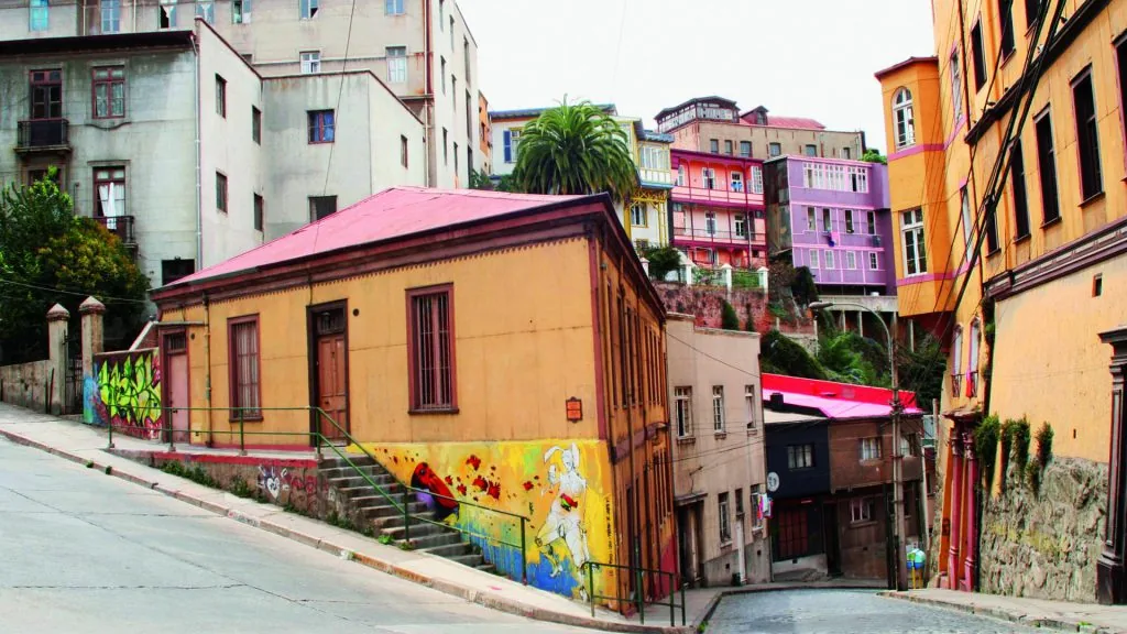 Calle con casas de colores en los cerros de Valparaíso