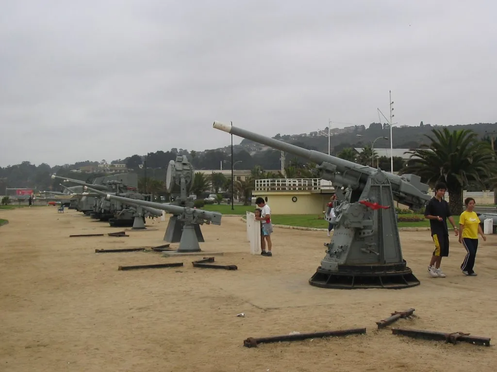 Cañones navales en el museo al aire libre del malecón de Viña del Mar