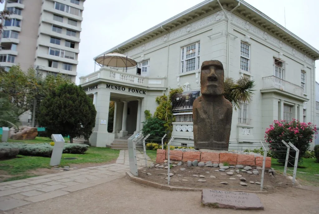 Museo Fonck de Viña del Mar con un moai en el jardín