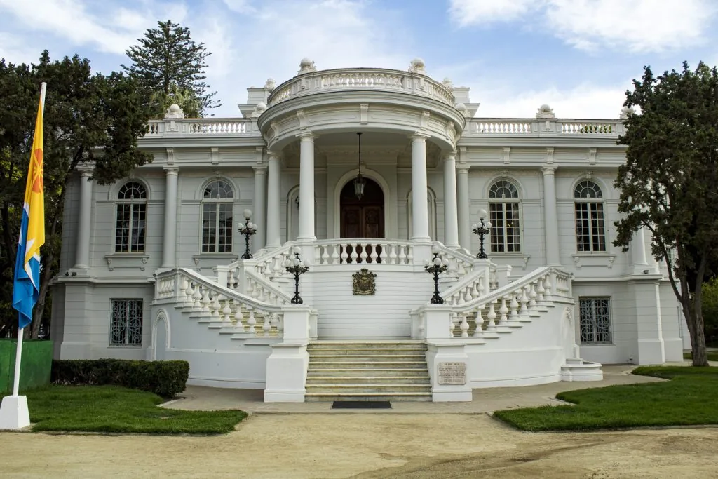 Fachada neoclásica del Palacio Rioja en Viña del Mar